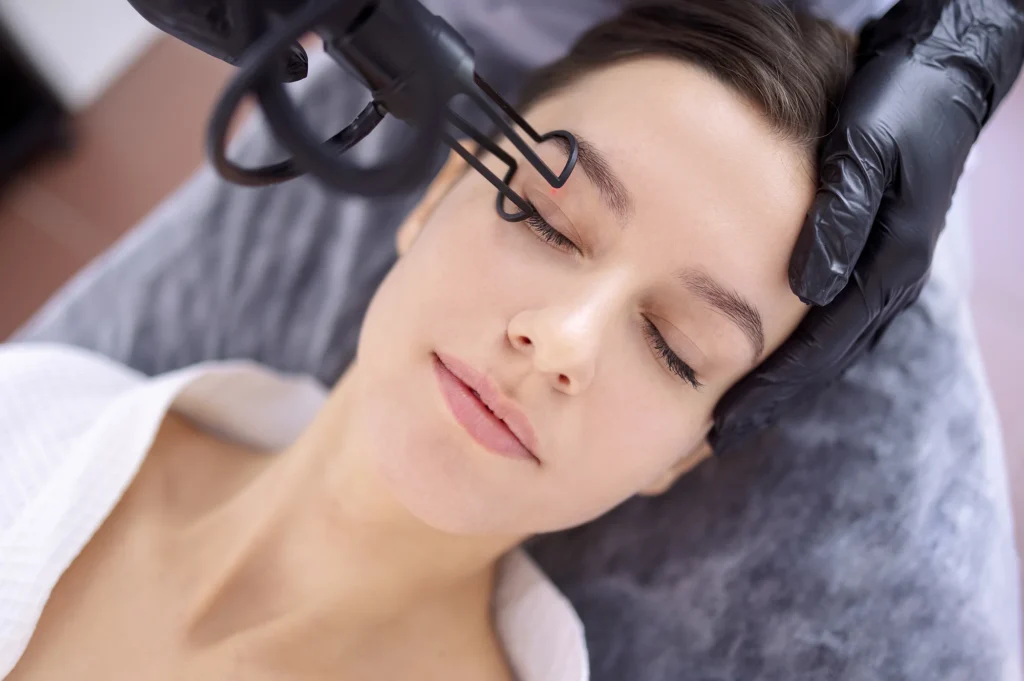 Traitement du visage par laser CO2 en médecine esthétique