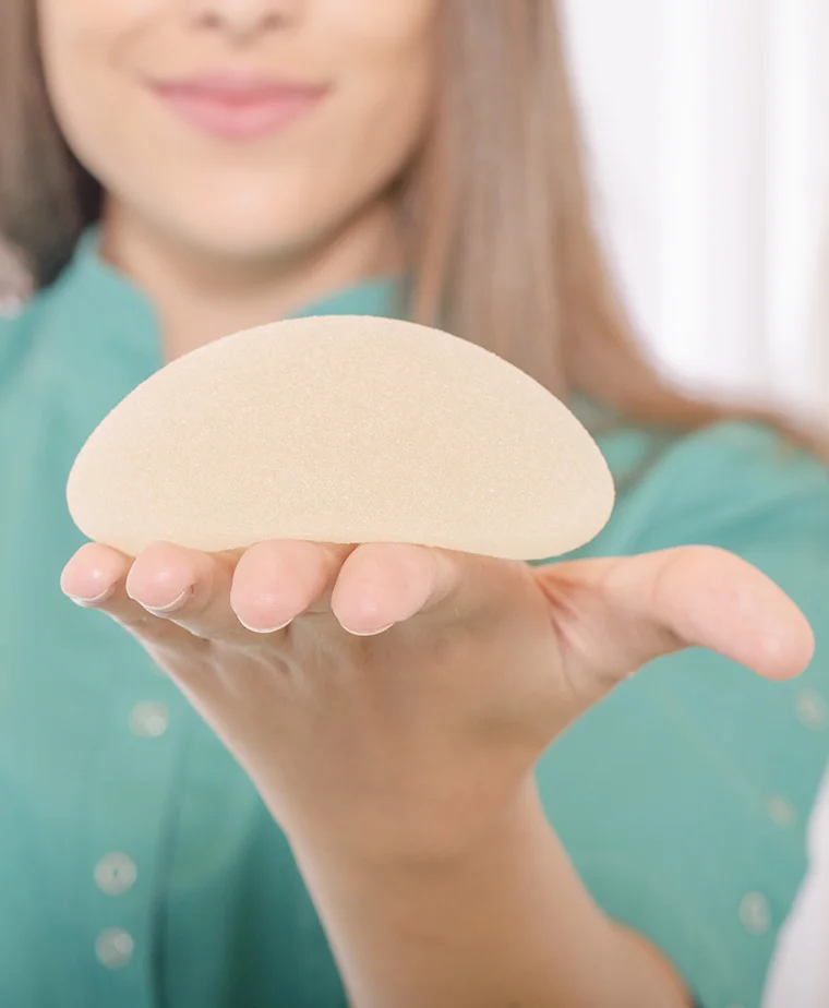 Lifting des seins associé à une prothèse mammaire
