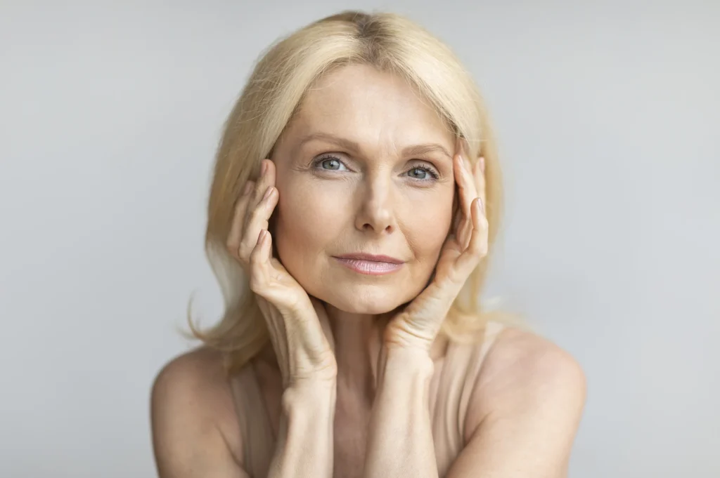 Traitement des signes du vieillissement du visage chez la femme