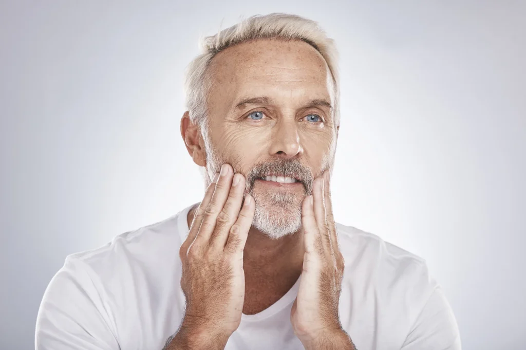 Traitement des signes du vieillissement du visage chez l'homme